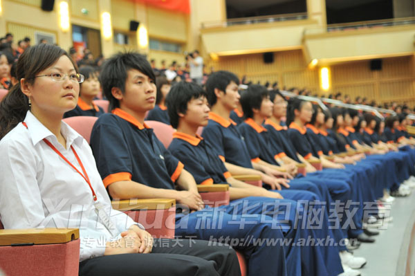 師生代表在現(xiàn)場認真聽講