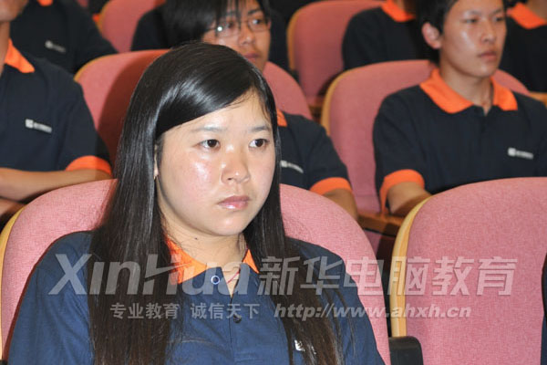 皖川班學子在現(xiàn)場認真聽取有關新專業(yè)信息