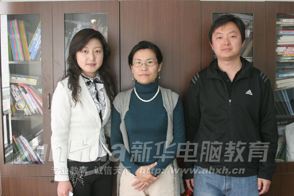 電子工業(yè)出版社博文視點資訊有限公司總經(jīng)理郭立(中)與新華電腦教育代表合影