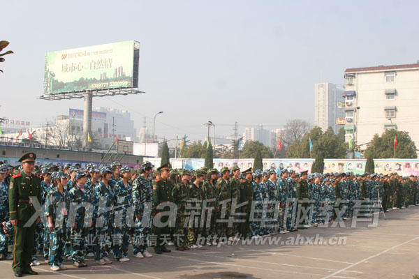 廣告?zhèn)髅皆O(shè)計師專業(yè)0909班參加軍訓(xùn)