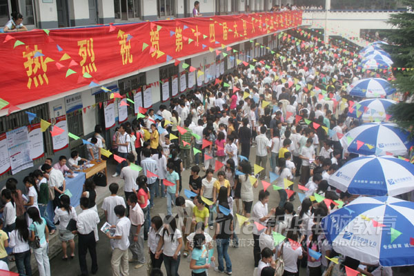 ���A��X���ތW(xu��)Ժ��ȫ��(gu��)����20����(g��)�v��͘I(y��)�k��̎����40000�҅f(xi��)�h���ˆ�λ�����Ƶľ͘I(y��)�wϵ����ÿλ�W(xu��)���p�ɾ͘I(y��)���D�����Aÿ��һ�ȵĴ����˲Ž�����(hu��)���W(xu��)�Ӳ���У�T�p���ҵ�����