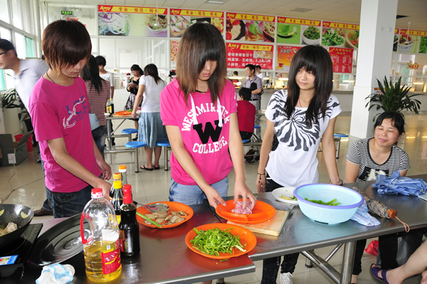 父親節獻禮:學生現場為家長做飯,家長旁觀