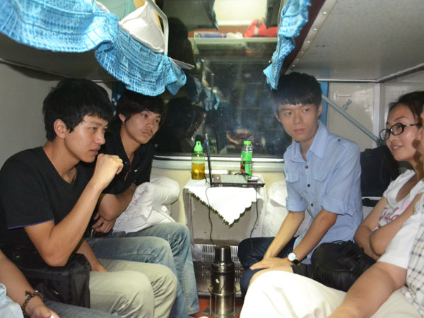 火車上,大伙熱烈地討論著比賽事項