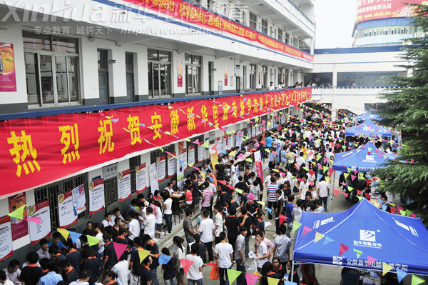 新華電腦專修學院在全國擁有30多個駐外就業辦事處,有40000家協議用人單位,完善的就業體系保障每位學子輕松就業。圖為新華每年一度的大型人才交流會,學子不出校門輕松找到工作