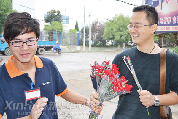 這位同學(xué)獻(xiàn)完花后,面對(duì)老師的謝謝他表示非常不好意思