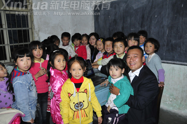 孩子們和支教老師一起圍琴而樂(lè)