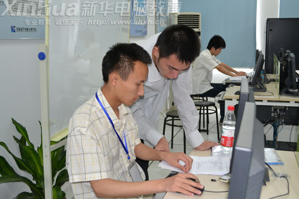 學生為專業(yè)比賽進行探討項目設計