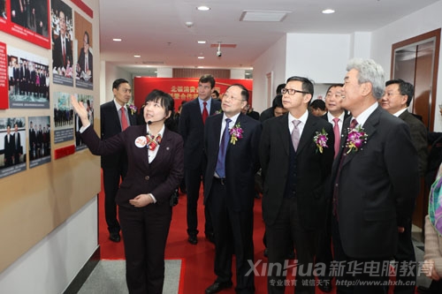 新華教育集團領導陪同相關與會領導參觀北銀