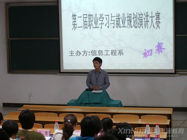 新華學子正在進行現場演講