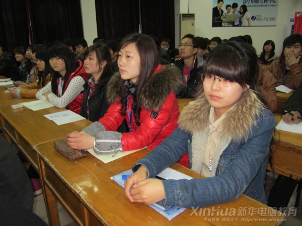 參賽選手正在認真聽取同伴們的精彩演講