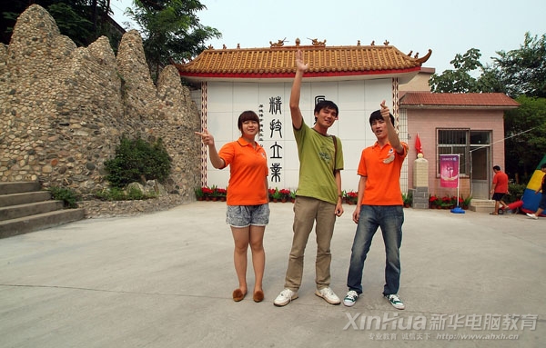 安徽新華電腦專修學院施吉林老師憑借著過硬的專業(yè)能力受邀擔任全國決賽的評委(中)與進入全國總決賽的兩位新華學子合影