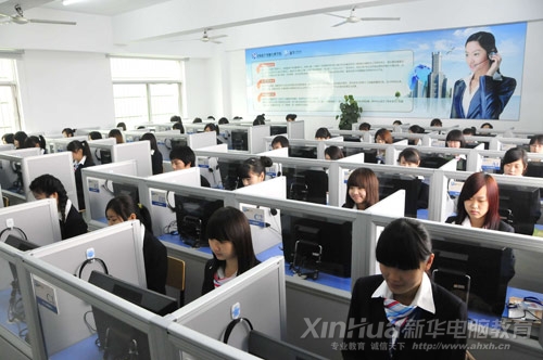 新華呼叫中心專業(yè)學(xué)子在上課