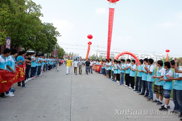 新華學(xué)子夾道歡迎大獎歸來