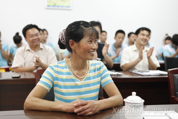 孔林青的母親得知在新華學(xué)習(xí)的兒子獲得全國(guó)賽事大獎(jiǎng)后喜笑顏開
