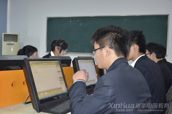 比賽接近尾聲,這位同學(xué)正在完成最后的頁面實(shí)現(xiàn)工作