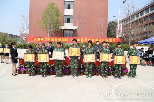 軍訓優秀宿舍代表上臺領獎